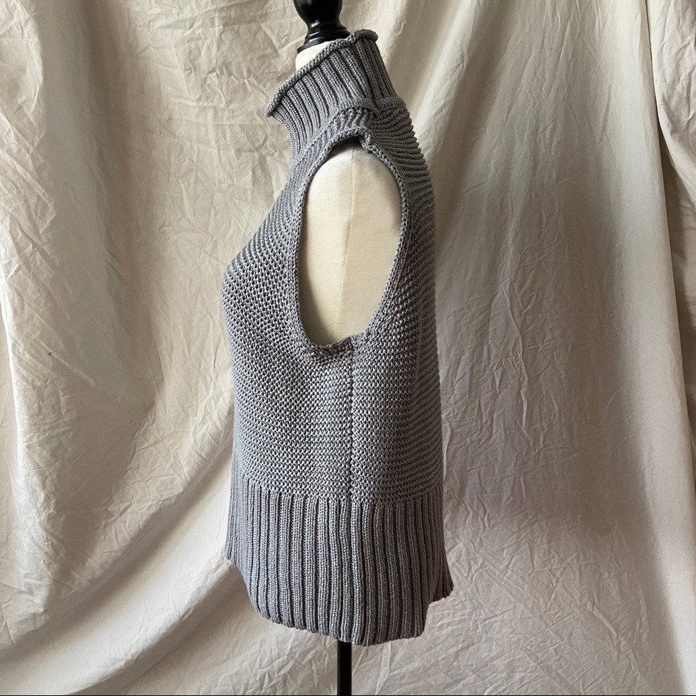 GAP Turtleneck Sleeveless Sweater - Picture 4 of 5